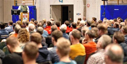 Gut gefüllt war die Turnhalle bei der St. Wolfganger Bürgerversammlung.Foto Günster