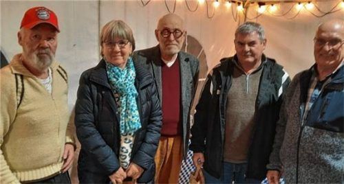 Haben gut gespielt: (von links) Veranstalter Sepp Warmedinger mit Siegerin Brigitte Stangl, Dr. Bernd Suldinger, Hans Sigl und Kurt Mittermeier. Foto sedlbauer