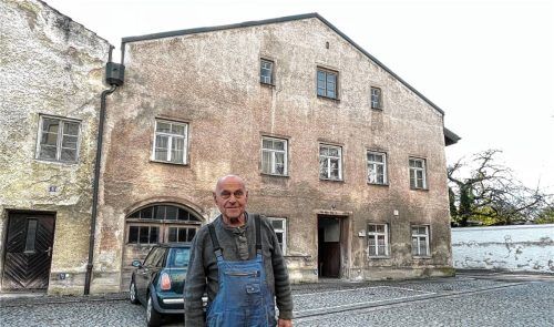 Hans Hüttinger vor seinem Haus Auf der Wies in der Mühldorfer Altstadt. Hinter den dicken Mauern verbirgt sich auch eine jahrhundertealte Räucherkammer.Fotos  Latta