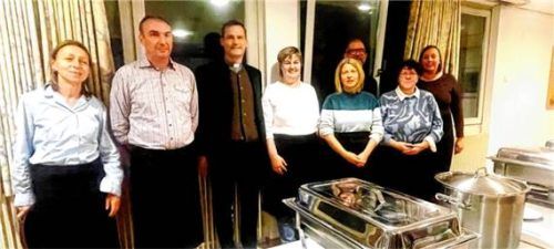 Hauptamtliche bewirten Ehrenamtliche: (von links) Hausmeisterehepaar Valentina und Alex Fechtl, Pfarrer Philipp Werner, Barbara Huber, Stephi Mix, Matthias Wicha, Trixi Herzinger und Verena Herzinger. Foto Hötzelsperger