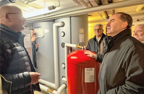 Hausbesitzer Richard Denk (links) erklärt Bayerns Wirtschaftsminister Hubert Aiwanger, wie die neue Pelletsheizung funktioniert und welche Vorteile sie bietet. Foto Eschenfelder