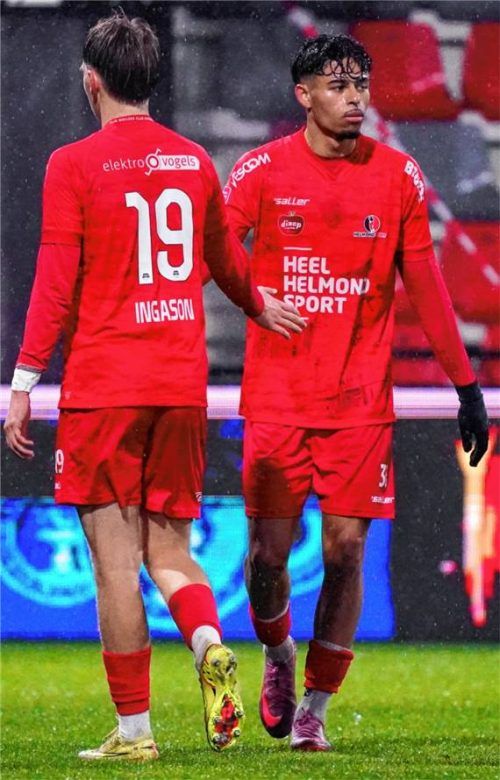 Heimsieg über die Ajax-Reserve: Andre Leipold (rechts) bei Helmond Sport mit Mitspieler Helgi Frodi Ingason.Foto Imago