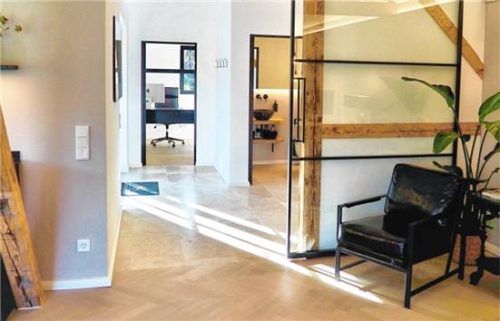 Hell und einladend: die neuen Räume der Gstatter Immobilien GmbH in Oberaudorf.