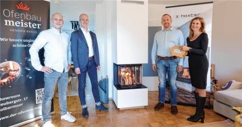 Hendrik Kraus (links) und die Leiterin des Caritas-Kinderdorfes Irschenberg, Pia Klapos (rechts), freuen sich über den neuen Ofen. Foto re