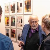 Engagierter Beobachter in Räumen der Kunst