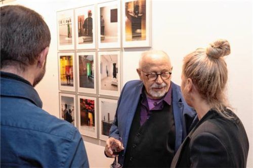 Herbert Stahl (Mitte) im Gespräch mit Ausstellungsbesuchern. Fotos effner