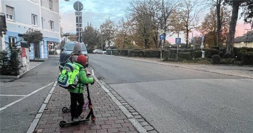 Hier wollen die Kinder die Hochriesstraße queren. Über die hohen Autos können sie nicht drüberschauen. Zwischen Spitzsteinstraße und der Miedl-Filiale am Bahnhof gibt es keinen geschützten Übergang wie Zebrastreifen oder Verkehrsinseln. Foto Nägel