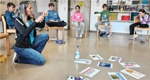 Hilfe zur Selbsthilfe: Martina Ballack (links), Studienrätin für Mathematik und Physik und Leiterin des Lerncoaching-Workshops an der Grundschule Inzell, vermittelte den Schülern die Möglichkeiten, wie man richtig lernt. Foto wegscheider