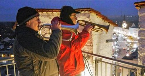 Hoch über der Stadt künden Bläser vom „Mühldorfer Blech“ die Adventszeit an. Foto Privat