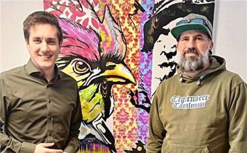 „Humorvolle Bildsprache“: Bürgermeister Justus Pfeiffer (links) mit dem Ruhpoldinger Künstler Roman Winterstetter. Foto gemeinde Ruhpolding