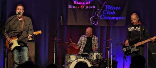 Ihr erster Auftritt in der Region überhaupt: (von links) Andreas Diehlmann (Gesang, Gitarren), Tom Bonn am Schlagzeug und Bassist Jörg Sebald.Foto ortner