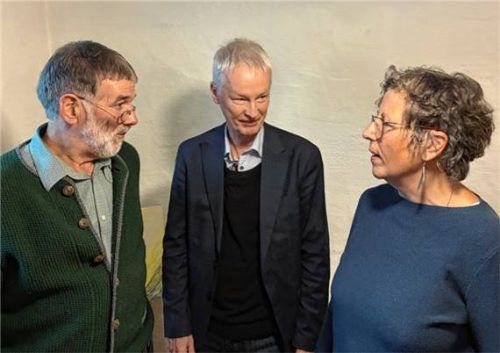 Im Austausch über die Demokratie: (von links) der Dekanatsratsvorsitzende von Bad Aibling, Toni Daxenbichler, Landkreisdekan Thomas Schlichting und die Dekanatsratsvorsitzende von Wasserburg, Rosmarie Stübl.Foto re