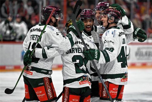 Im Auswärtstrikot haben die Starbulls Rosenheim in Weiden und Düsseldorf Glanzleistungen vollbracht.Foto Mathias Lehmann