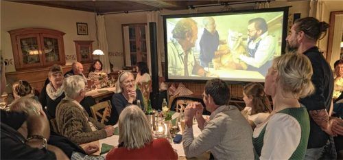Im Gasthaus Pfeiffenthaler mit den Wirtsleuten Carola und Georg Pfeiffenthaler während einer Filmpause im vergangenen Jahr. Foto Walter Dinzenhofer 2025
