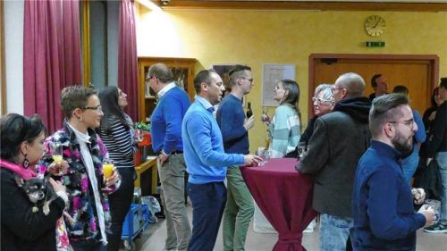 Im Gespräch: Inzells Bürgermeister Michael Lorenz (Mitte) mischte sich unter die „Neuinzeller“ und „erklärte“ seine Gemeinde. Foto Wegscheider