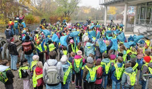 Im Pausenhof versammelten sich die Schüler der Holnstainer Grundschule Bruckmühl vor der Aktion. Fotos baumann