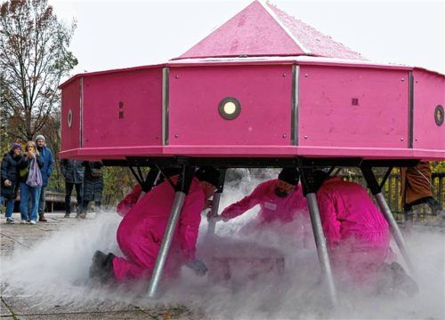 Im Studio der Ausstellung „Künstlerlandschaft Chiemsee 2025“ sind Werke der Künstlergruppe „Pinkparadise“ zu sehen.Foto Pinkparadise/Martl Fritsche