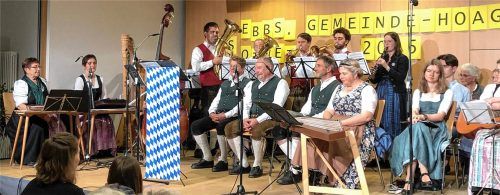 In der Aula der Grundschule sorgten zahlreiche Gruppen aus und um Obertaufkirchen beim Gemeindehoagarten für Unterhaltung. Foto Sutherland