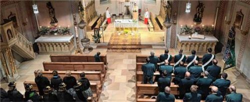 In der Pfarrkirche St. Maximilian hat der GTEV „d’Chiemgauer“ Grabenstätt im Rahmen einer Hubertusmesse seiner verstorbenen Mitglieder gedacht.Foto Müller