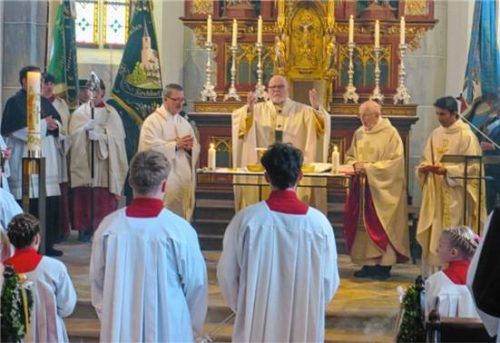 In Konzelebration mit Pater Terrance Kodiyan, Pater Anton Lötscher und Pfarrer Augustin Butacu feierte der Kardinal (Mitte) den Festgottesdienst. Foto baumann