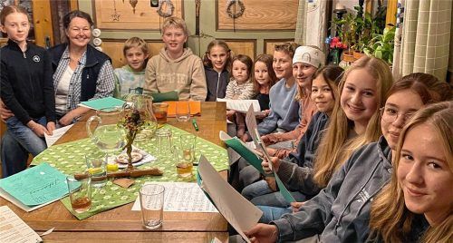 In lockerer Atmosphäre übt Bärbel Merk (Zweite von links) mit den Kindern, die beim Krippenspiel auftreten, ihre Texte ein. Foto Norbert Kotter