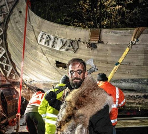 In passender Kostümierung hatten einige Personen, hier Thomas Malecki, die Verladung des Wikingerschiffs Freya in Prien verfolgt. Fotos Thomae