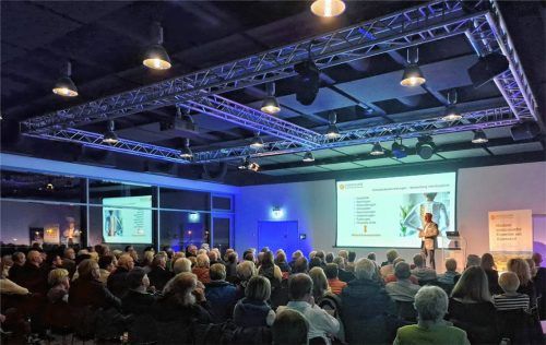 Interessiert lauschte das Publikum dem Vortrag von Dr. Roland Rusz, Chefarzt der Wirbelsäulenchirurgie im Rückenzentrum der Schön Klinik Bad Aibling. Fotos goe