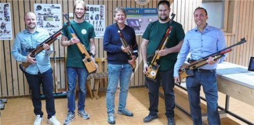 Inzeller Dorfschießen wurde offiziell eröffnet: (von links) Zweiter Bürgermeister Christoph Treiner, Schützenmeister der VSG Inzell-Adlgaß Dominik Lackner, Dritter Bürgermeister Richard Hütter, Zweiter Schützenmeister Andreas Lackner und Bürgermeister Michael Lorenz. Foto Wegscheider