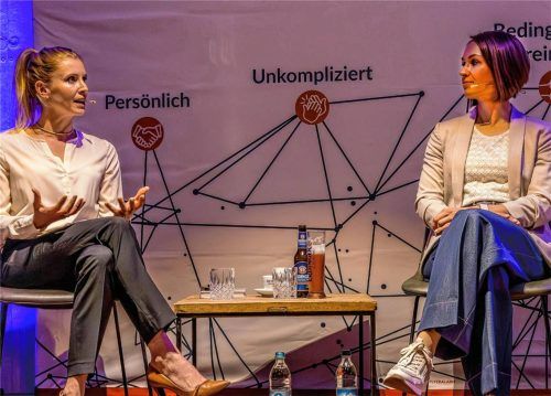 Jessica von Bredow-Werndl, eine der erfolgreichsten Dressurreiterinnen der Welt, und die ehemalige deutsche Spitzenbiathletin Magdalena Neuner (rechts) diskutierten über Leistung und Erfolg beim „Peak Talk“. Foto Schweihofer