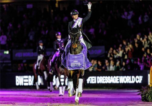 Jessica von Bredow-Werndl und Diallo BB gewannen Grand Prix und Kür bei ihrem Weltcup-Debüt in Stuttgart. Foto Imago