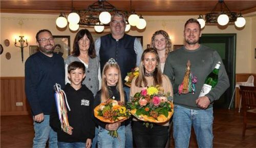 Jetzt kann es losgehen: Am Sonntag wurden in St. Wolfgang die neue Prinzenpaare vorgestellt. In dieser Saison regieren (vorne, von links) Elias Rott, Anna Dirnecker, Katharina Schellhase und Marcus Schellhase. Mit ihnen freuen sich (hinten, von links) Anton Schwimmer (Abteilungsleiter Fasching), Rosi Obermeier (stellvertretende Vorsitzende TSV), Bürgermeister Ulli Gaigl und Tanztrainerin Laura Grundner. Foto Weingartner
