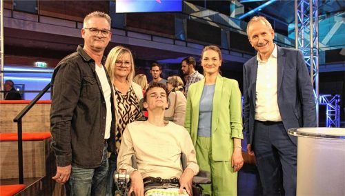 „Jetzt red i“: Rainer und Beate Greimel (links) mit Sohn Moritz, Gesundheitsministerin Judith Gerlach und ModeratorTilmann Schöberl. Foto Huckemeyer
