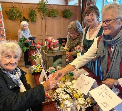Johanna Urscher, ein Bad Aiblinger Urgestein, zählte zu den ersten Kundinnen, die Frauenbund-Vorsitzende Resi Rass (links) und Lisbeth Hieble bedienten. Foto Kotter