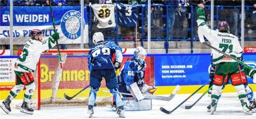 Jubel bei den Starbulls nach einem Torerfolg: Jordan Taupert (links) und Scott Feser freuten sich über den Treffer von Luigi Calce (nicht im Bild).Foto Tobias Neubert