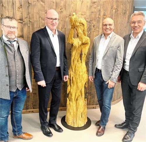 Kamen bei der Verwaltungsratssitzung des Chiemseehospiz Bernau zusammen: (von links) Dr. Wolfgang Krämer (Landratsamt Traunstein), Bernhard Kern (Landrat Berchtesgadener Land), Vorsitzender Stefan Scheck und Verwaltungsratsvorsitzender und Rosenheims Landrat Otto Lederer.