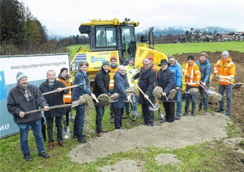 Kamen zum Spatenstich für die Ortsumfahrung von Prutdorf: Dr. Hermann Streicher (Vierter von links), Bereichsleiter Straßenbau des Staatlichen Bauamts Rosenheim, der ehemalige Landtagsabgeordnete Klaus Stöttner (Neunter von links) und Priens Bürgermeister Andreas Friedrich (Elfter von links). Foto Anita Berger