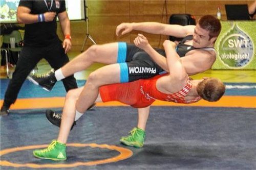 Kann er wieder zu seinem spektakulären Ausheber ansetzen? Andreas Rasumny (rotes Trikot).Foto Wittenzellner