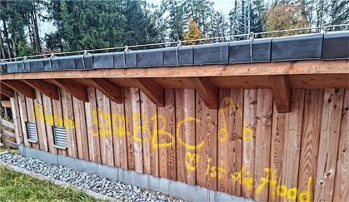 Keine Kunst, sondern Sachbeschädigung: Der Hochbehälter am Höhenberg wurde beschmiert. Die Gemeinde Rimsting hat Anzeige bei der Polizei Prien erstattet. Foto privat