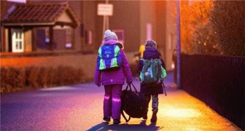 Kinder unterwegs in der Stadt (Symbolbild). Foto dpa