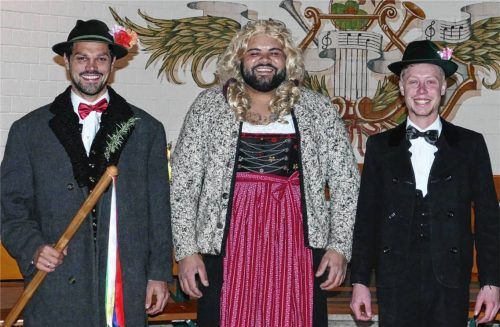 Klamauk mit sozialkritischem Hintergrund: Hochzeitslader Quirin Schwaiger (links) mit dem Brautpaar Wascheline und Schmalbrustfuchs. Foto Schubert