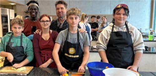 Koch-Influencer Noah Hansen (hinten links) kam zum Workshop „Junge Köche“ an die Franz-von-Sales-Schule in Niedernfels. Der Inzeller Koch und Ernährungsberater Andreas Kessler (hinten rechts) leitete die Veranstaltung. re