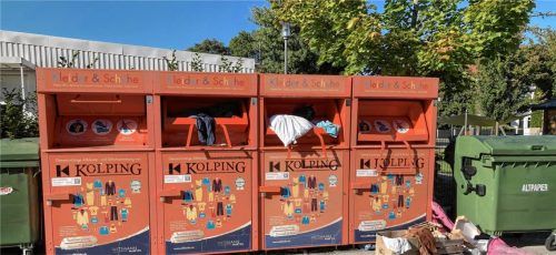 Kolping betreibt 26 Altkleidercontainer: Darunter auch einen Kleidercontainer in Prien in der Staufenstraße. Foto Kolping