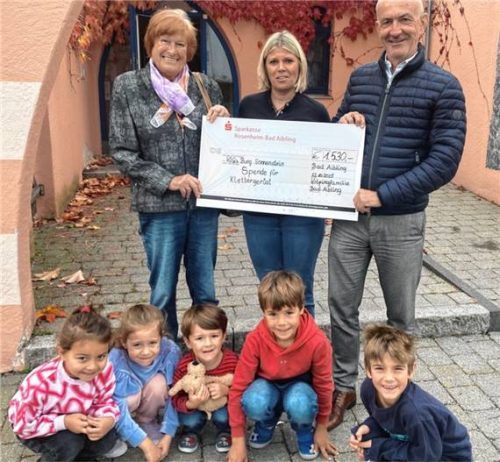 Kolpingvorsitzender Franz Besel (rechts) und Schatzmeisterin Maria Grünwald überreichten Kindergartenleiterin Agnes Grünäugl einen Scheck über 1530 Euro. Foto kotter