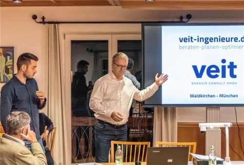 Konzept vorgestellt: Jakob Schmidt (links) und Helmut Rischka (rechts) vom Ingenieurbüro Veit unterrichten den Unterwössner Rat über die anstehende Wärmeplanung. Foto Flug