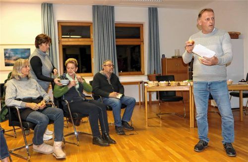 Kostproben durften natürlich nicht fehlen, als Michael Litzlfelder (rechts) sein Wissen weitergab.Foto strim