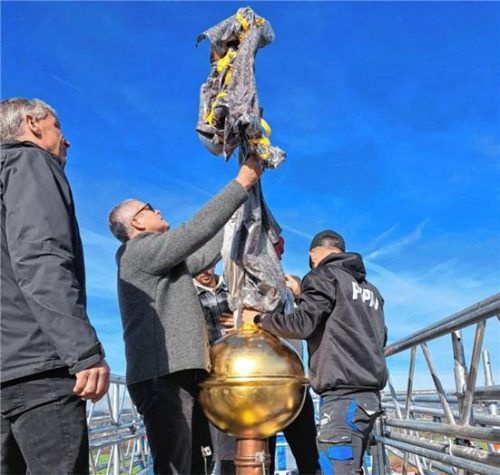 Kreuzaufstellung und Enthüllung: (von links) Bernhard Pichler von der Kirchenverwaltung, Kirchenpfleger Hans Stocker und ein Mitarbeiter der Gerüstbaufirma Popay.