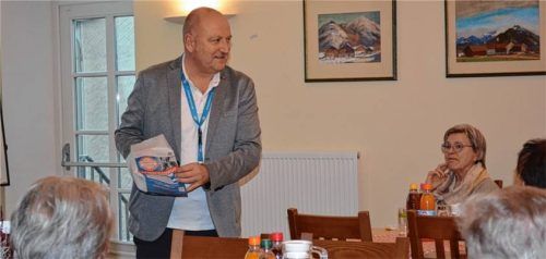 Kriminalhauptkommissar Karl-Heinz Busch warnte die Senioren vor Trickbetrügern.Foto Eder