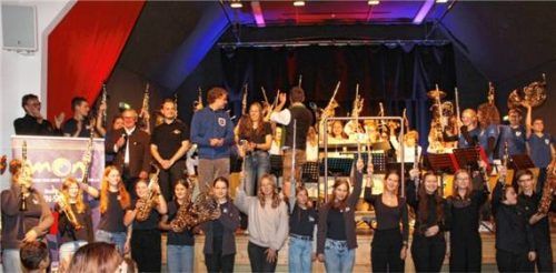 Krönender Abschluss mit Musikantengruß:  (von links) Martin Lamprecht, Tobias Huber, Walter Steigthaler, Ludwig Lamprecht, Lorenz Kirmayer, Carolina Maier und Christoph Kindsmüller. Foto LAMPRECHT