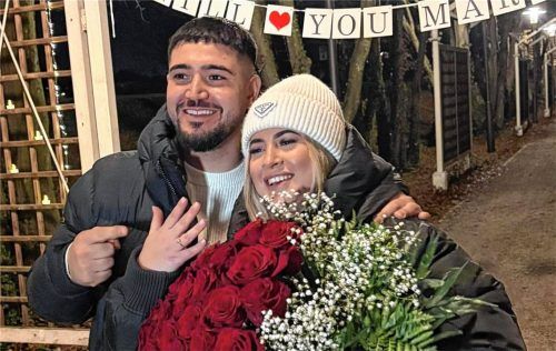 Kürsat und Laura aus Rosenheim haben sich im Aiblinger Kurpark verlobt. Foto re