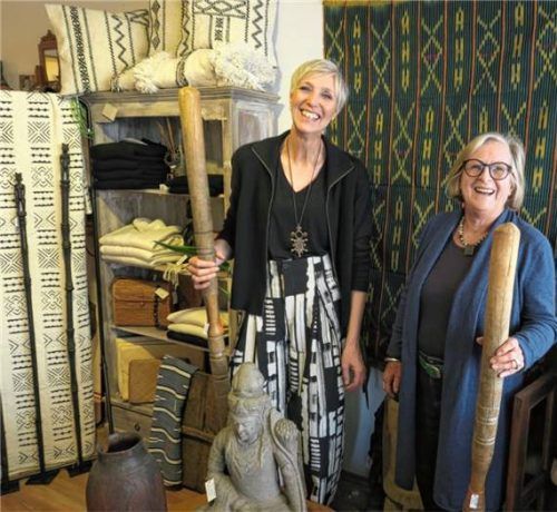 Kunstsammlerin Elisabeth Böhm (rechts) und „Allerlei“-Inhaberin Svea Thöne mit Würdenstäben aus Tansania. Foto baumann